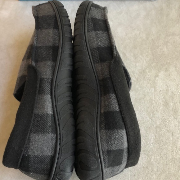 Totes Men’s Black Gray Plaid Memory Foam Slippers Size M (8-9) and XL (11-12) - Picture 6 of 11